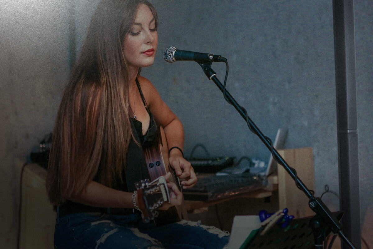 Harbinger Pro Audio Line Array MLS900 On Photo Background