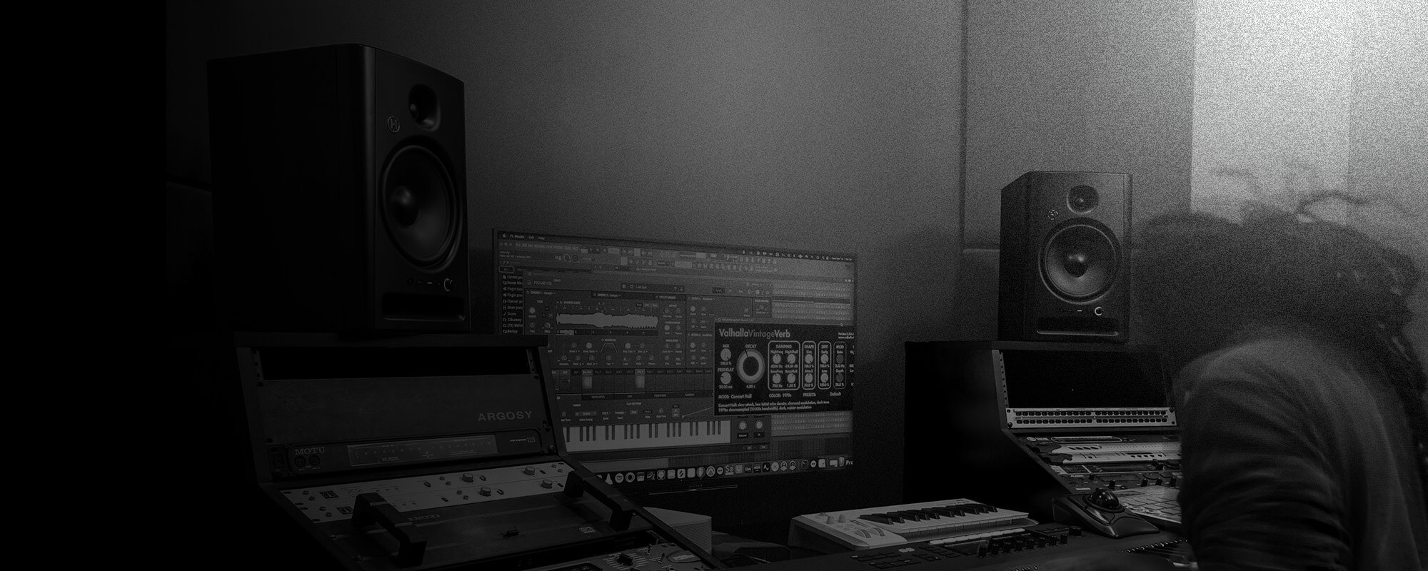 Pro Audio SM508 in Studio with Mixers and speakres