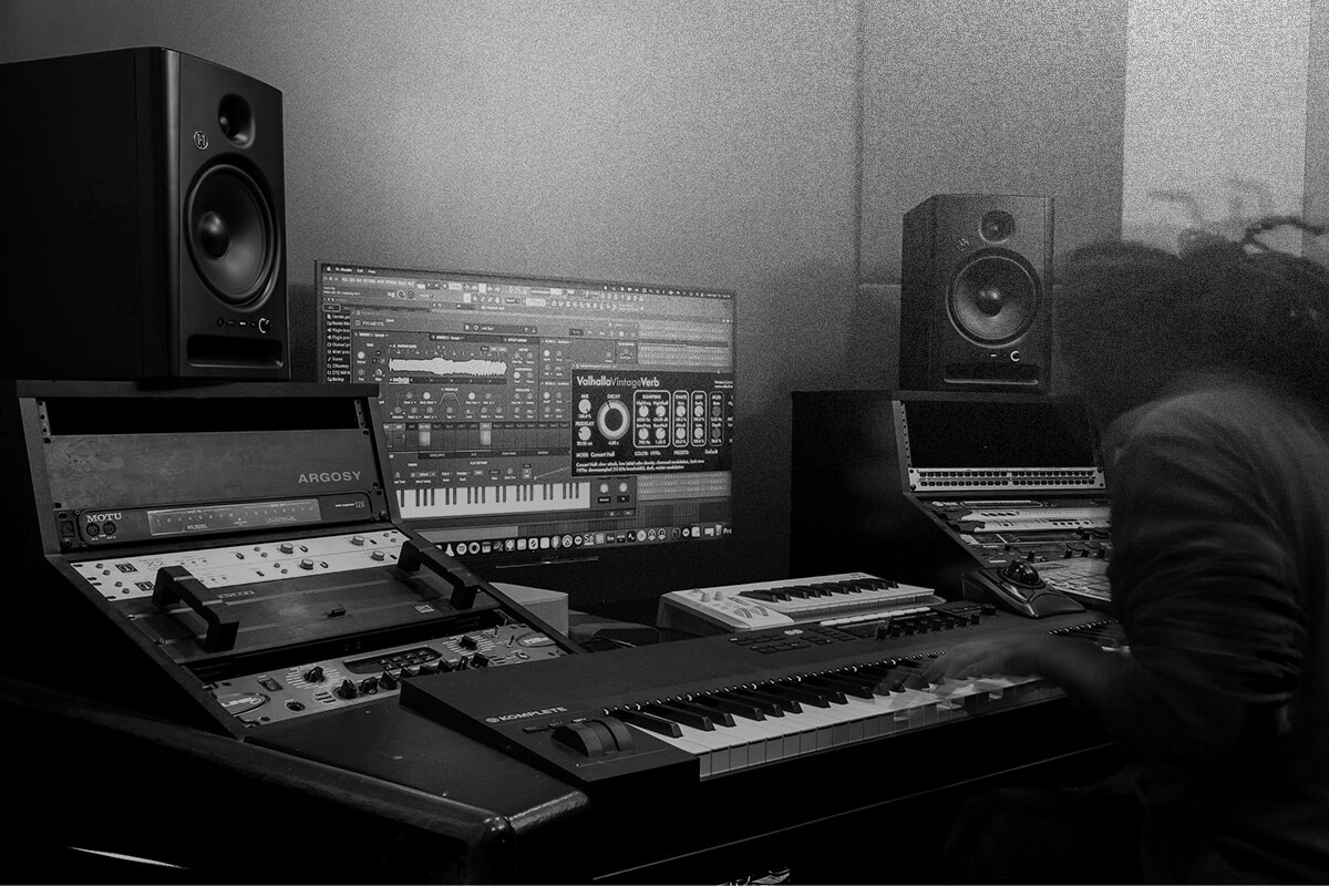 Pro Audio SM508 in Studio with Mixers and speakres